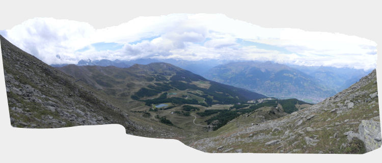 Panorama sulla conca di Pila, scendendo da Punta Valletta (Valle d’Aosta) (52967 bytes)